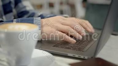 咖啡馆里的<strong>手型</strong>笔记本电脑键盘